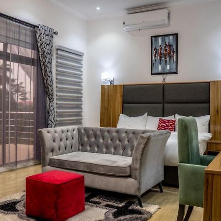 Nelson Mandela Gardens Hotel Okpanam ภายนอก รูปภาพ