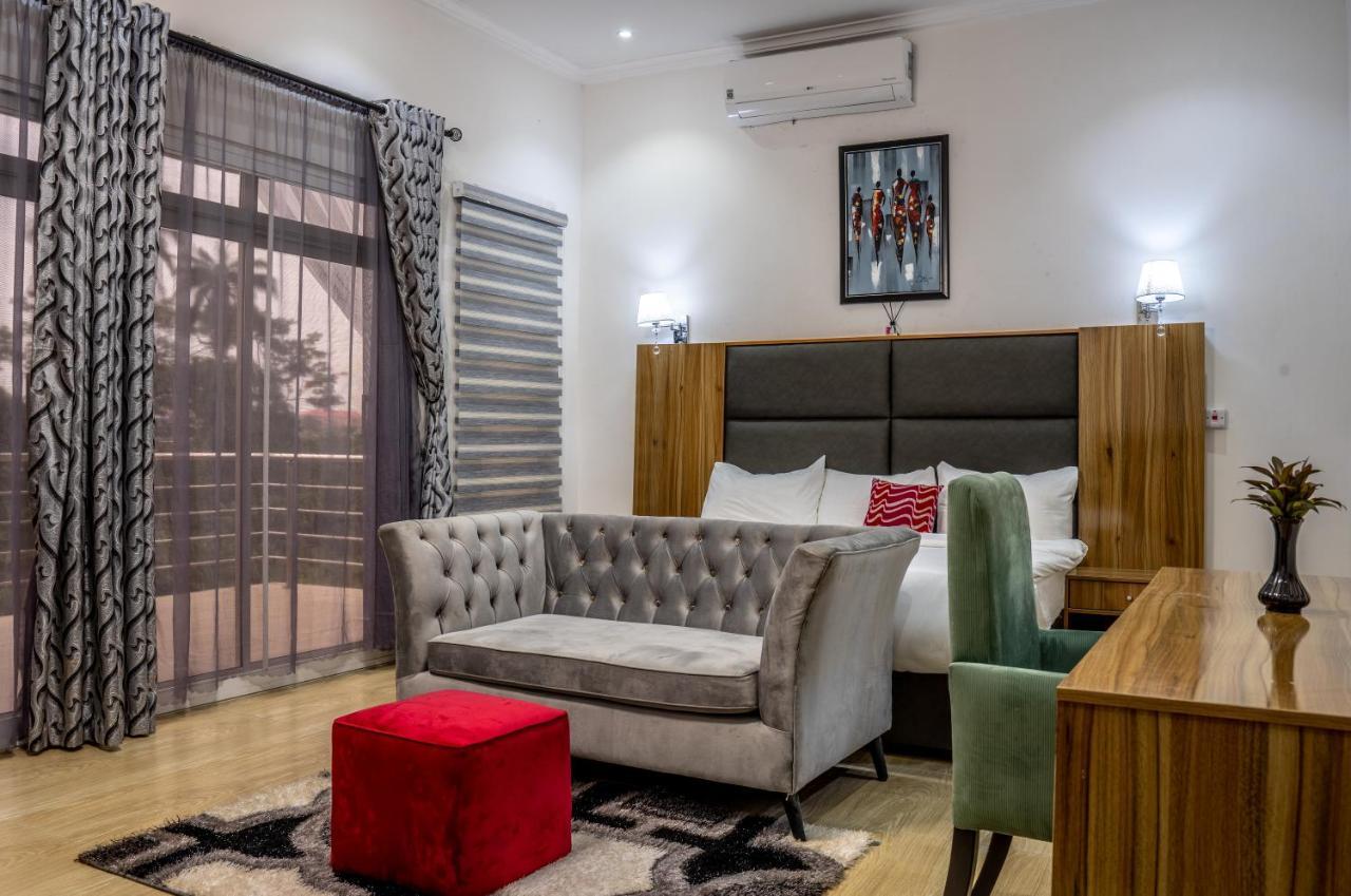Nelson Mandela Gardens Hotel Okpanam ภายนอก รูปภาพ