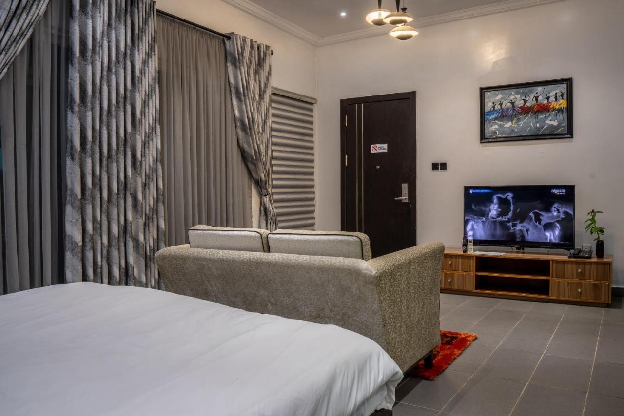 Nelson Mandela Gardens Hotel Okpanam ภายนอก รูปภาพ