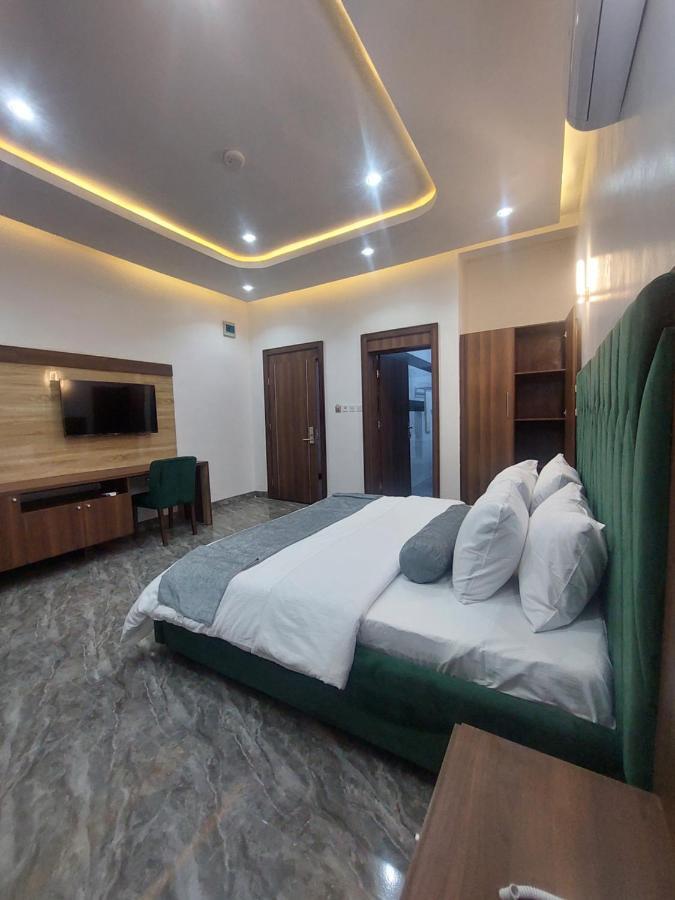 Nelson Mandela Gardens Hotel Okpanam ภายนอก รูปภาพ