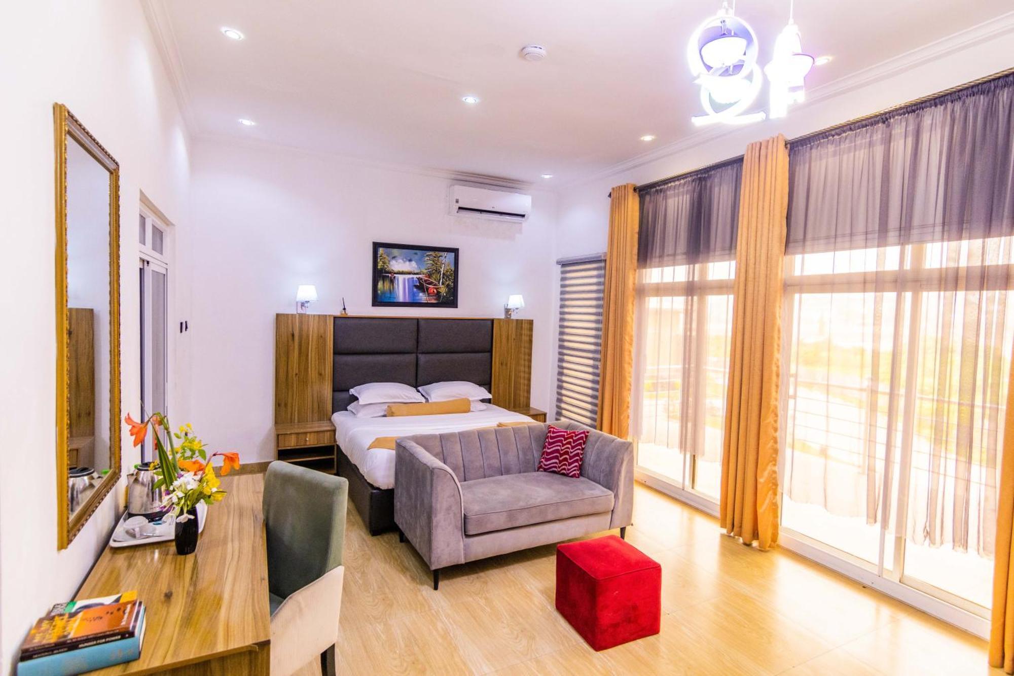 Nelson Mandela Gardens Hotel Okpanam ภายนอก รูปภาพ