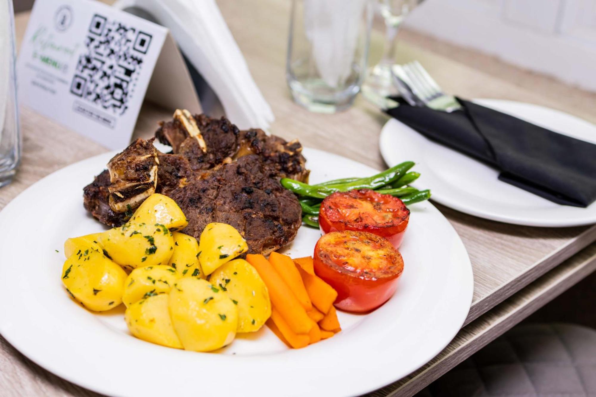 Nelson Mandela Gardens Hotel Okpanam ภายนอก รูปภาพ