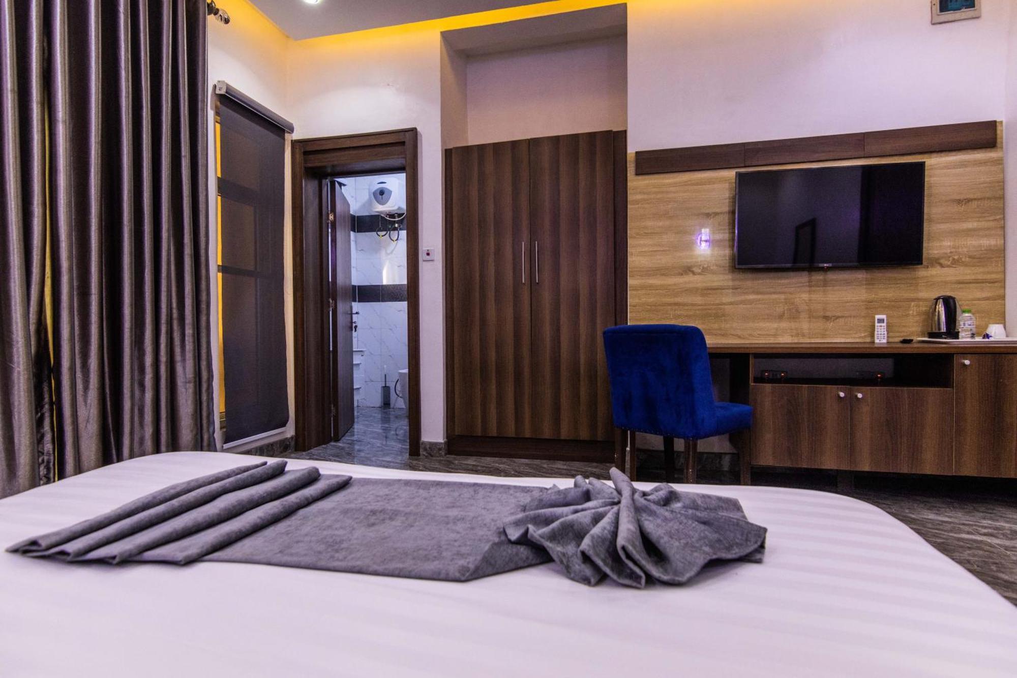 Nelson Mandela Gardens Hotel Okpanam ภายนอก รูปภาพ