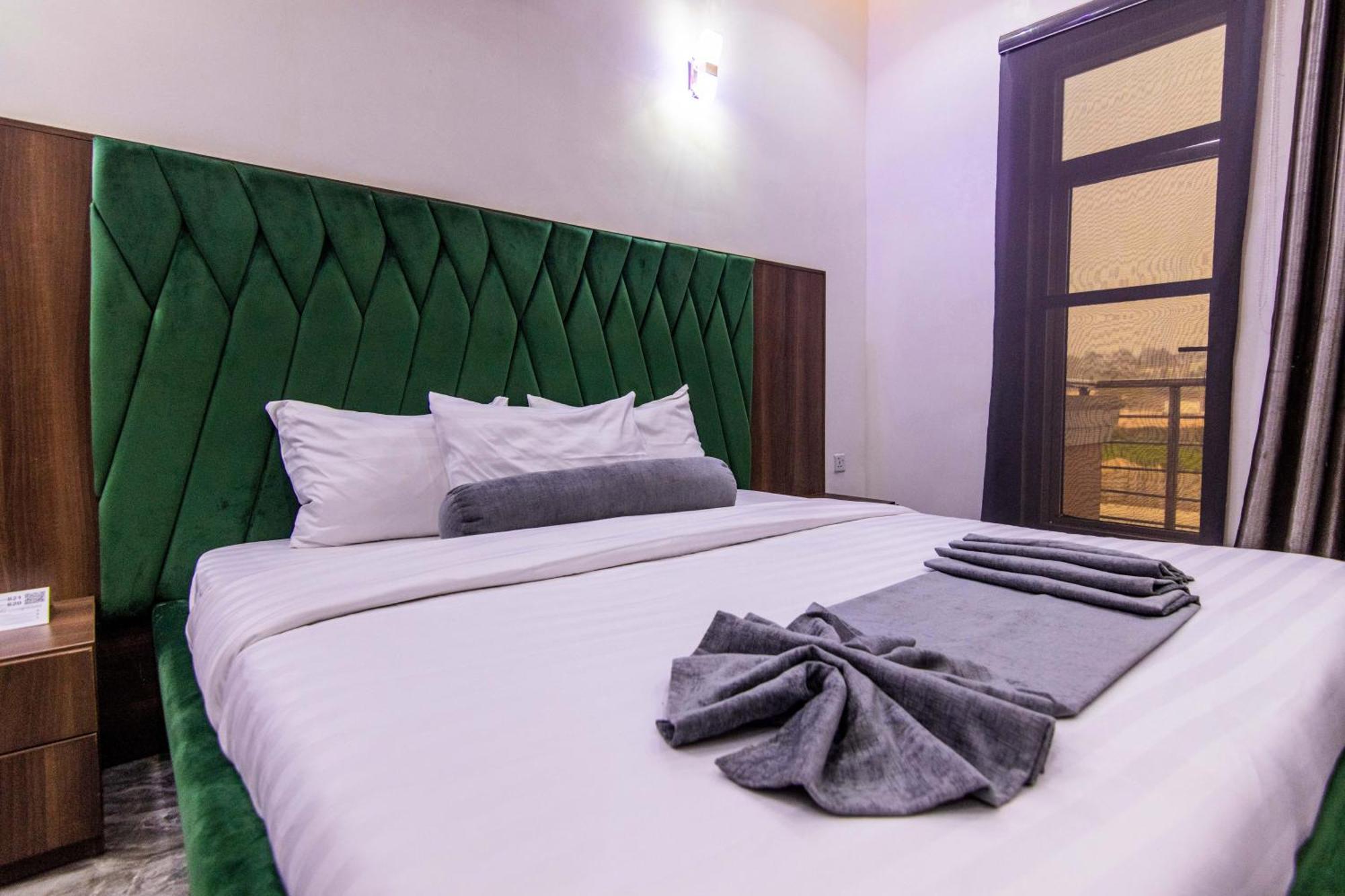 Nelson Mandela Gardens Hotel Okpanam ภายนอก รูปภาพ