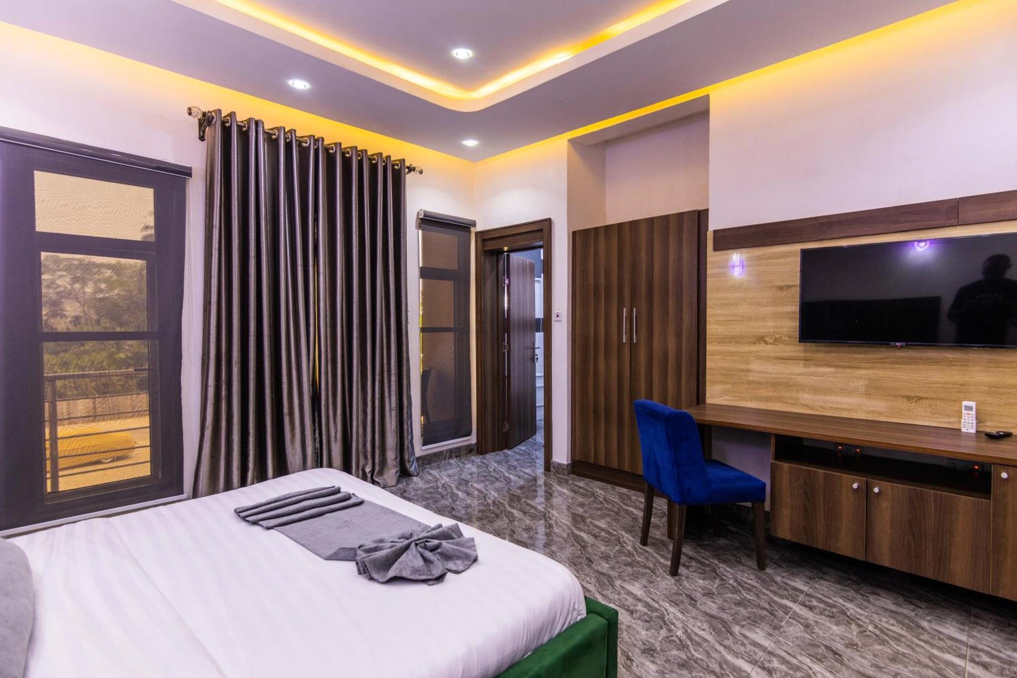 Nelson Mandela Gardens Hotel Okpanam ภายนอก รูปภาพ