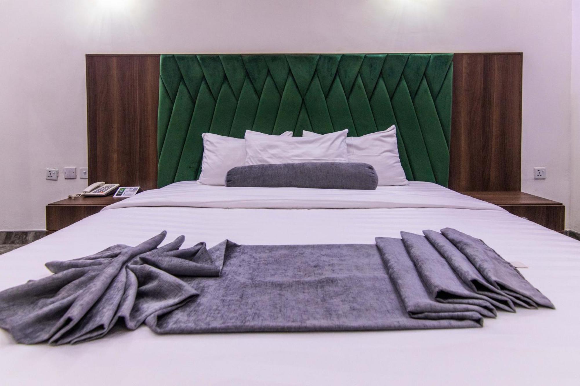 Nelson Mandela Gardens Hotel Okpanam ภายนอก รูปภาพ