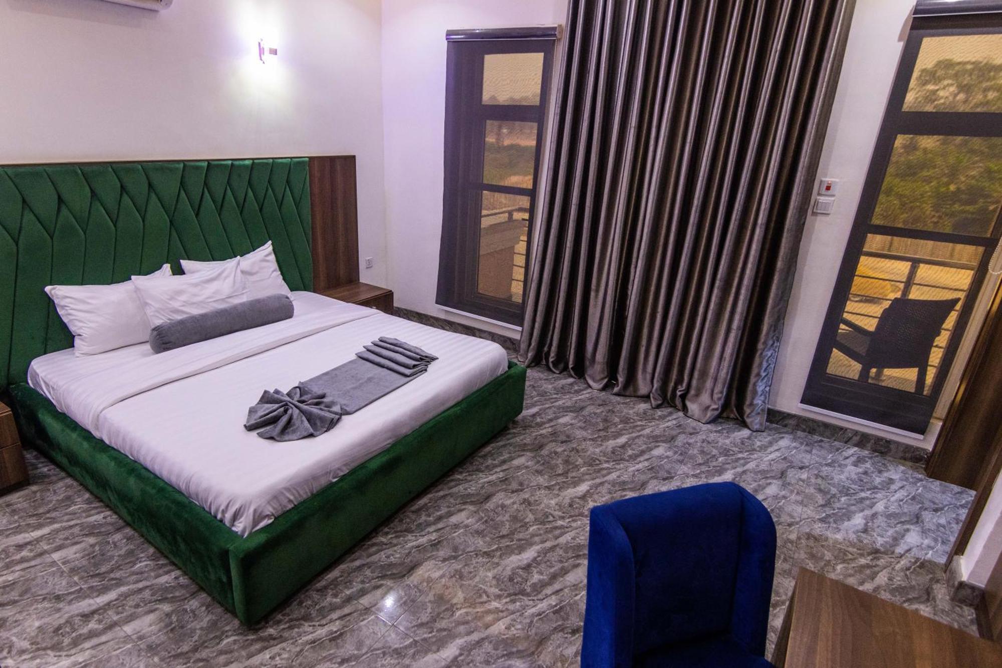 Nelson Mandela Gardens Hotel Okpanam ภายนอก รูปภาพ
