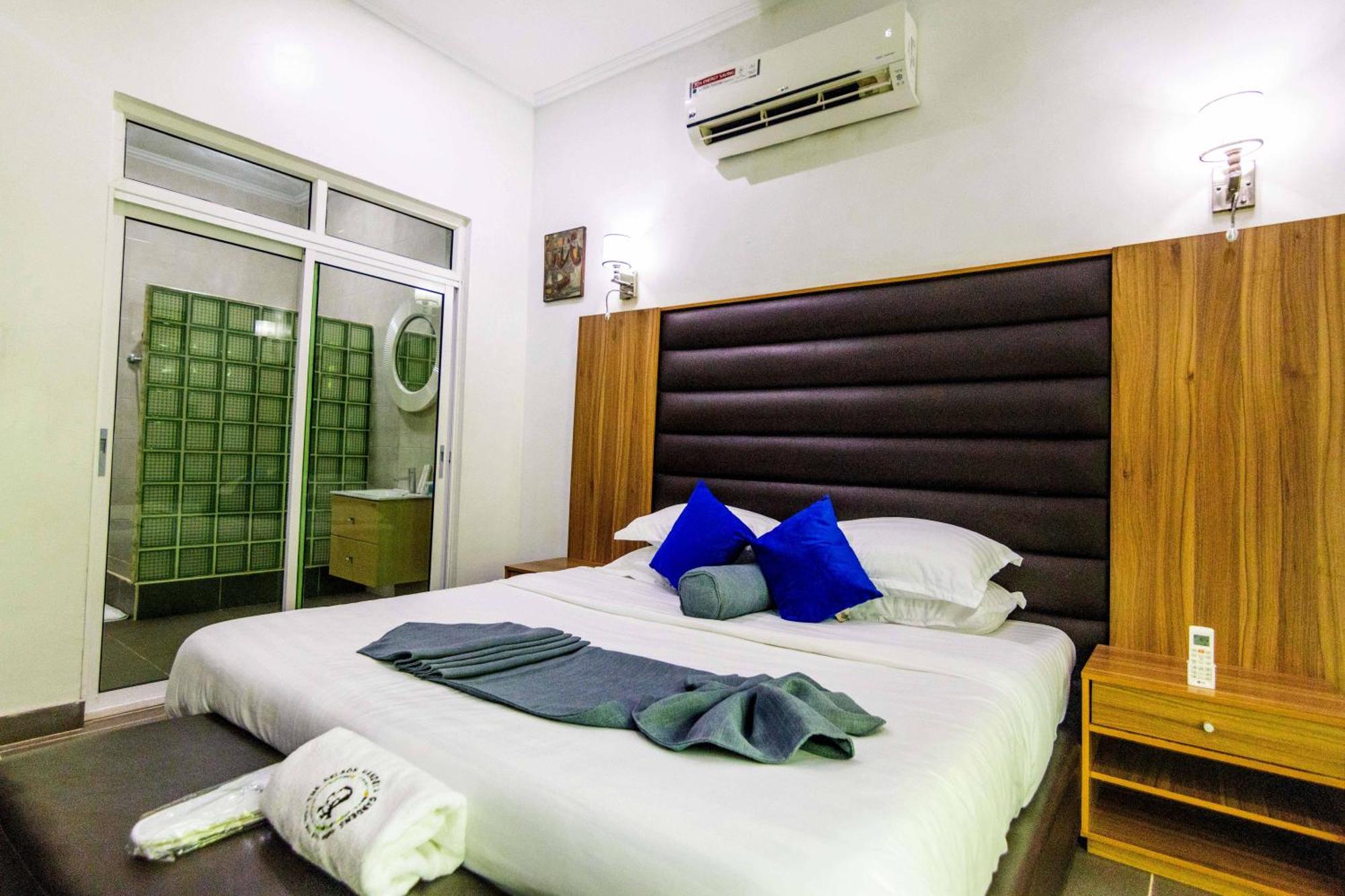 Nelson Mandela Gardens Hotel Okpanam ภายนอก รูปภาพ