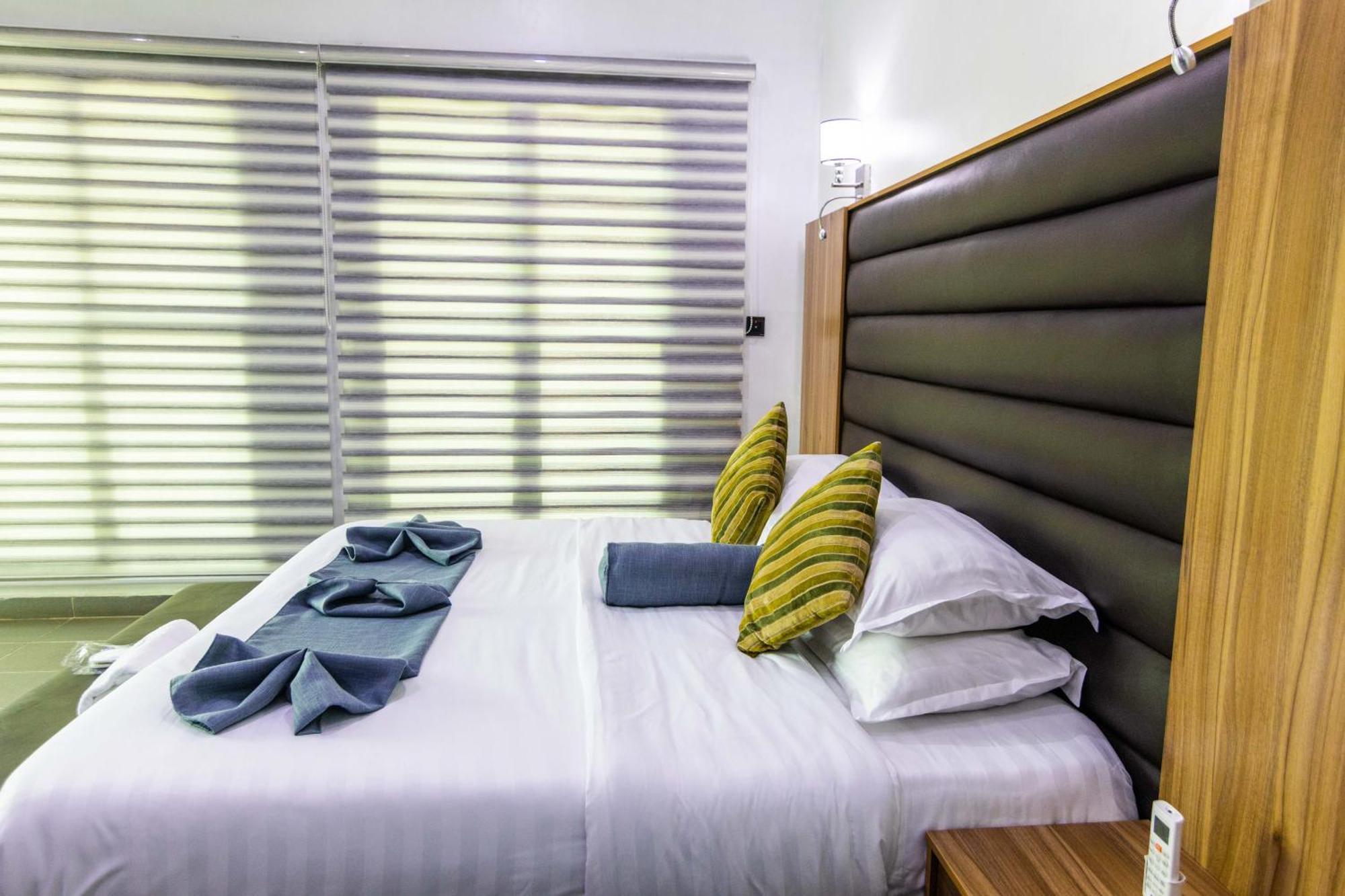 Nelson Mandela Gardens Hotel Okpanam ภายนอก รูปภาพ