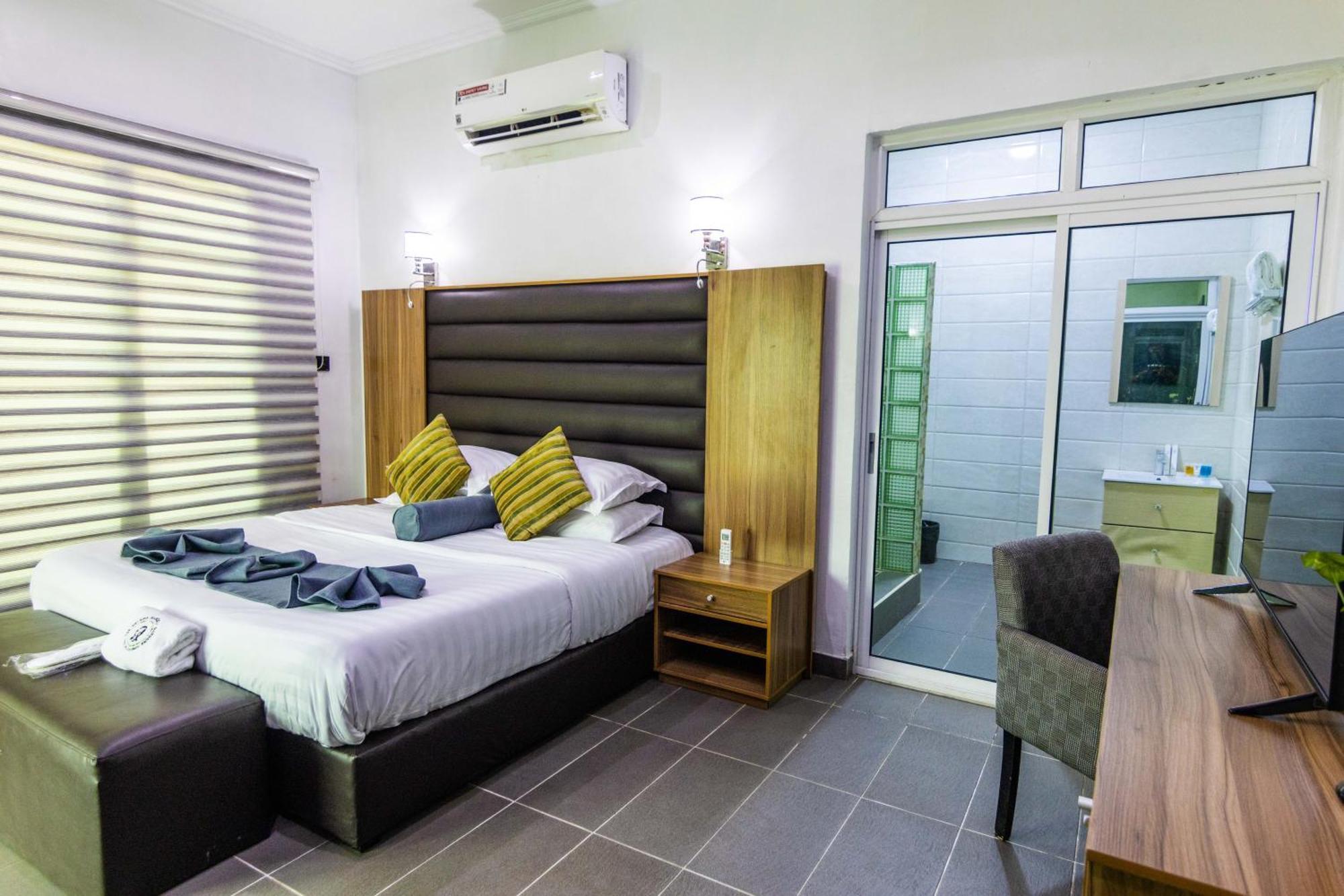 Nelson Mandela Gardens Hotel Okpanam ภายนอก รูปภาพ