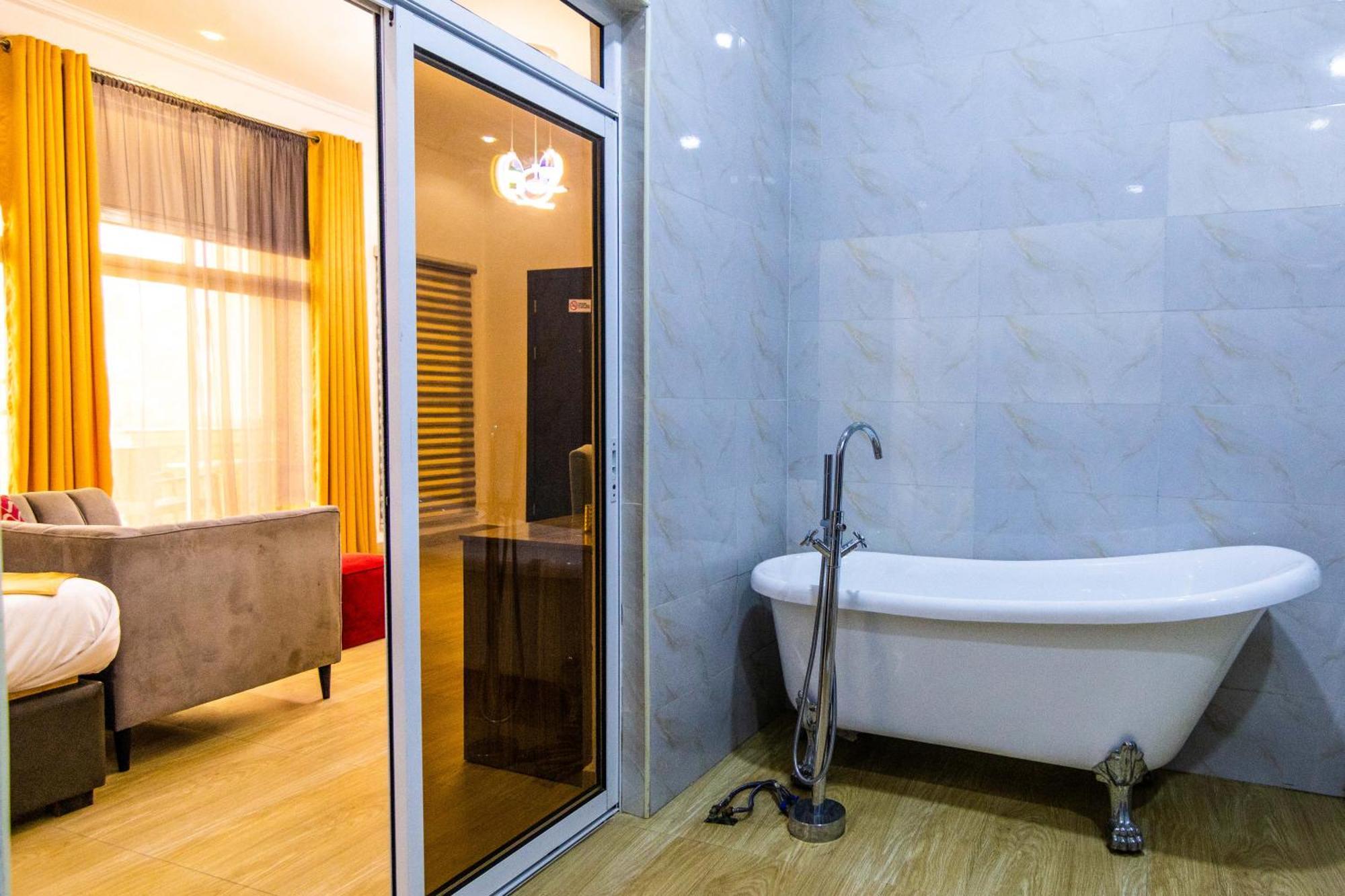 Nelson Mandela Gardens Hotel Okpanam ภายนอก รูปภาพ