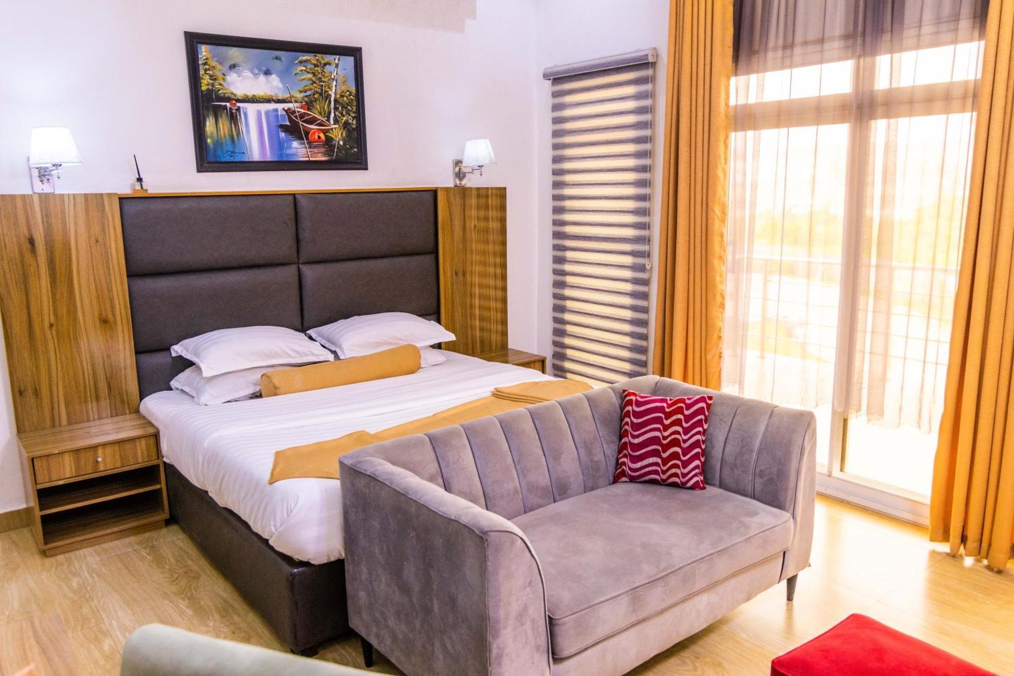 Nelson Mandela Gardens Hotel Okpanam ภายนอก รูปภาพ