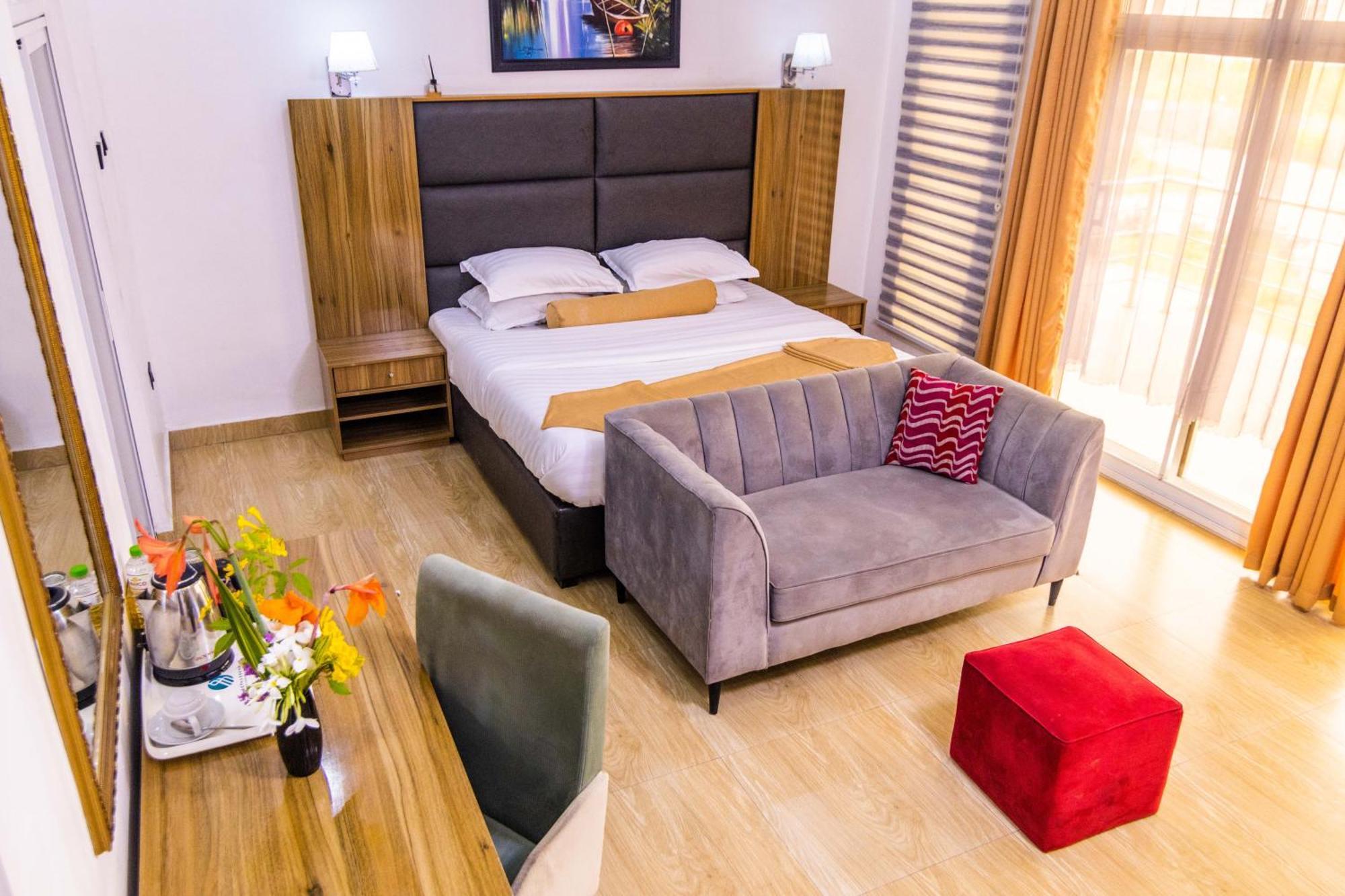 Nelson Mandela Gardens Hotel Okpanam ภายนอก รูปภาพ
